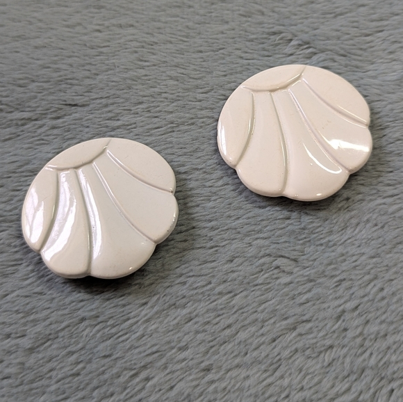 Jewelry - Vintage White Lightweight Metal Scallop Shaped Clip Earrings